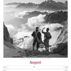 "August", Kalender, zeigt zwei Personen in Berglandschaft mit Wolken. Text: "Am Einstieg zur Großen Zinne - Italien - 1957".