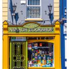 „The Nenagh Bookshop“ in grünem Schriftzug auf gelbem Hintergrund. Farbig gestaltete Buchhandlung.