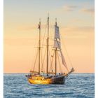 Segelschiff auf Meer bei Sonnenuntergang; Text: 34 AUGUST, Mo 23, Di 24, Mi 25, Do 26, Fr 27, Sa 28, So 29.