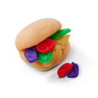 Ein Hamburger aus Knetmasse in Beige, Rot, Grün und Lila, mit ausgetretenen Knetelagen.