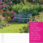 Zitat: "Nur wenige von uns leben jemals in der Gegenwart..." Louis L'Amour. Kalender für August 2027. Gartenbank vor Rosen.