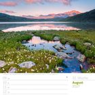 August 2027. Woche 32. Maria Himmelfahrt. See mit Bergen, rosa Wolken, Wolgras.