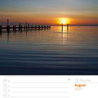 32. Woche, 9.-15. August 2027. Sonnenaufgang an einem Steg mit Wasser im Vordergrund, Himmel in Orange- und Blautönen.