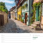 "August 2027, 32. Woche. Schmale Gasse in Quedlinburg, Sachsen-Anhalt. Kalenderformat mit Fachwerkhäusern, Kopfsteinpflaster."
