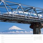 32. Woche, August. Brücke über dem Fluss Fuji, Yamanashi. Schnellzug auf Brücke, Berg Fuji im Hintergrund.