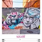 „August“ in pinker Schrift, Kalenderwoche 32/2027, Wandgemälde: Tiger und Frau, Cartagena, Spanien.