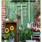 35 AUG/SEP MO 30 DI 31 MI 01 DO 02 FR 03 SA 04 SO 05. Gartengeräte an grüner Holzwand, Gemüse, Sonnenblumen.