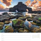 Kalenderseite für die 33. Woche, August. Zeigt die Felsformation Punta da Pena Furada in Galizien, Spanien.