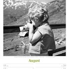 Augustkalender, Kind mit Kamera, alpiner Hintergrund. 16 Mo, 17 Di, 18 Mi, 19 Do, 20 Fr, 21 Sa, 22 So, KW33/2027.
