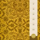 MO 16, DI 17, MI 18, DO 19, FR 20, SA 21, SO 22, 33, AUG. Goldbraunes, florales Tapetenmuster im Hintergrund.