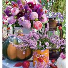 36 SEPTEMBER MO 06 DI 07 MI 08 DO 09 FR 10 SA 11 SO 12. Blumenstrauß, Kürbis, Laterne, Äpfel auf einem Tisch.