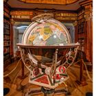 36 SEPTEMBER - Mo 06 Di 07 Mi 08 Do 09 Fr 10 Sa 11 So 12. Ein großer Globus in einer antiken Bibliothek.