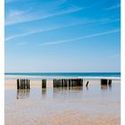 36 SEPTEMBER, MO 06, DI 07... Text unter: Strand mit Holzpfählen und Meer.