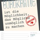 Text: „Bürokratie ist die Möglichkeit, das Mögliche unmöglich zu machen. Abgelehnt.“ Kalendereintrag: 29. August 2027.