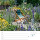 August 2027, 34. Woche. Liegestuhl im Blumenbeet mit Sommerblumen; Tisch mit Getränken, Strohhut hängt am Stuhl.