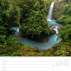 "Blue Falls nahe des Parque Nacional Juan Castro Blanco - Alajuela - Costa Rica. Kalender Woche 34, August. Üppiger Wasserfall, umgeben von dichtem Grün."