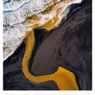 Text: 29 So, August, Flussmündung in den Ozean in Rangárþing eystra - Island. Luftbild eines goldenen Flusslaufs ins Meer.