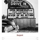 Werbung für "Westbury Drive In", Filme mit Marilyn Monroe. Kalender für August 2027, Woche 34. Vintage-Auto im Vordergrund.