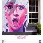 Text: "AUGUST", "23 MO", "24 DI", "25 MI", "26 DO", "27 FR", "28 SA", "29 SO", "KW34/2027". 

Motiv: Ein Wandgemälde mit Gesicht.