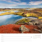 Blick über die Veiðivötn-Krater. Kalenderblatt mit rotem und gelbem Felsen, blauem See und weitem Himmel.
