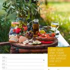 Zitate des Monats: "Lache, tanze, atme, träume, mache, vergebe, liebe, genieße, lebe. Jetzt!" Anonym. Mediterraner Tisch draußen.