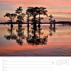 Kalender mit Daten 30. August bis 5. September. Darunter Foto von Sumpfzypressen im Caddo Lake bei Sonnenuntergang.