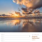 35. Woche, August/September 2027. Sonnenuntergang am Strand mit Reflexionen im Wasser und dramatischen Wolken.