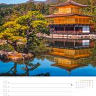 Buddhistischer Tempel Rokuon-ji in Kyoto. Kalender für August/September. Goldener Pavillon am Wasser mit Bäumen.