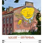 Aufschrift: "AUGUST - SEPTEMBER". Wandgemälde: Große gelbe Figur in buntem Hemd auf Gebäude. Kalenderdaten unten.