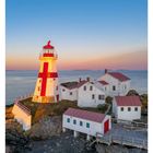 38 SEPTEMBER MO 20 DI 21 MI 22 DO 23 FR 24 SA 25 SO 26. Ein Leuchtturm bei Sonnenuntergang an einer Felsküste.