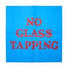 „NO GLASS TAPPING“ in roten Buchstaben auf blauem Hintergrund.