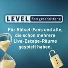 Text: "LEVEL Fortgeschrittene. Für Rätsel-Fans und alle, die schon mehrere Live-Escape-Räume gespielt haben."

Illustration: Sanduhr, offenes Zahlenschloss.
