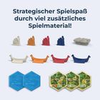 Text: "Strategischer Spielspaß durch viel zusätzliches Spielmaterial!" Figuren, Boote und sechseckige Plättchen in verschiedenen Farben.