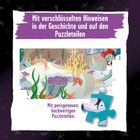 "Mit verschlüsselten Hinweisen in der Geschichte und auf den Puzzleteilen. Mit passgenauen, hochwertigen Puzzleteilen."  
Illustration: Ein Taucher, Meerestiere und Korallen.