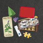 Text: "Grüne Minze, Mentha spicata, Beruhigt Magen, Darm und Psyche." Ein Kräuteretikett, bunte Teetassen, Puzzle-Teil.