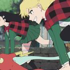 Zwei Anime-Mädchen in Schuluniformen reiten auf fantasievollen Kreaturen. Eine hat blondes, die andere schwarzes Haar.