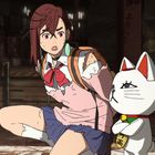 Eine Frau mit zerrissener Schulkleidung kniet neben einer aufrecht stehenden, zeichentrickhaften weißen Katze.