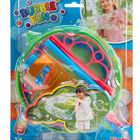 "BUBBLE FUN" steht oben. Ein Mädchen bläst Seifenblasen mit einem Set aus bunten Stäben und Ringen.