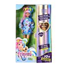 „Kawaii Hi Mia“ Text auf buntem Spielzeugkarton, Puppe mit pink-blauem Haar, bunter Kleidung.