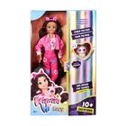 „Style My Hair“, „Pack My Bag“, „Meet Momo“, „Get Ready for School with me“, „10+ surprises“. Puppe in pinkem Outfit.