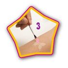 Zahl "3" über einer Hand, die mit einem Pinsel rosa auf eine Haut mit Schmetterlingsmotiv aufträgt, in sternförmigem Rahmen.