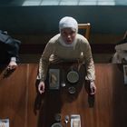 Drei Nonnen sitzen an einem Tisch, von oben betrachtet, mit Suppenschüsseln und Tassen vor sich. Lichteinfall von oben.