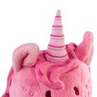 Ein pinkes, kuscheliges Einhorn mit gestreiftem Horn und flauschigen Ohren.