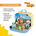 Die Texte in der Illustration lauten: "Detailreiche Kulisse", "Lädt zu ersten Rollenspielen ein", "Regt die Fantasie an und fördert das freie Spielen". Die Biene Maja ist oben rechts als Logo zu sehen. Darunter befindet sich eine bunte, detailreiche Kulisse mit Figuren aus der Serie.