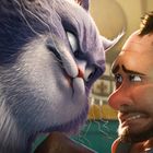 Eine große, grob aussehende graue Katze starrt einem verängstigten Mann nahe ins Gesicht. Zeichentrickstil.