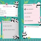Eine bunte Seite in einem Album mit Pandas und Blumen. Es gibt Felder für persönliche Informationen wie Name und Lieblingsessen.