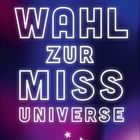 Text: "WAHL ZUR MISS UNIVERSE". 
Neon-Look auf einem blau-violetten Hintergrund mit drei stilisierten Sternen unten.