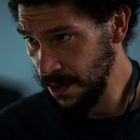 Es gibt keinen sichtbaren Text. Ein Mann mit dunklem Bart und krausem Haar blickt konzentriert in die Ferne.