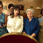 Fünf Frauen unterschiedlichen Alters stehen in einem gemütlichen Wohnzimmer und blicken nachdenklich in die Kamera.