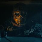 Ein Soldat mit Schädelmaske sitzt in einem dunklen Fahrzeug. Die Maske hat leuchtende Augen.
